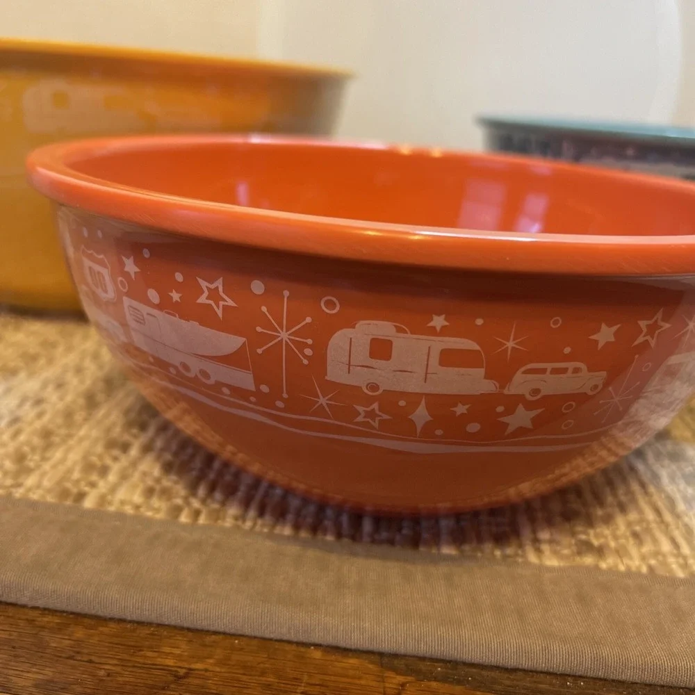 CAMP CASUAL SET OF‎ 3 NESTING BOWLS With One Lid